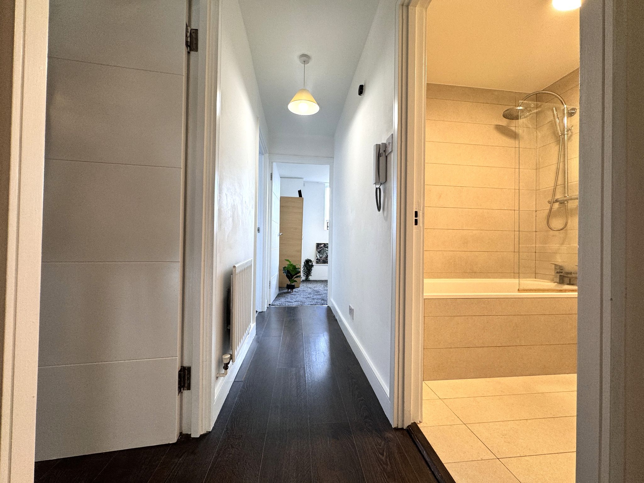 2 bedroom apartment flat/apartment Let in London - Photograph 6