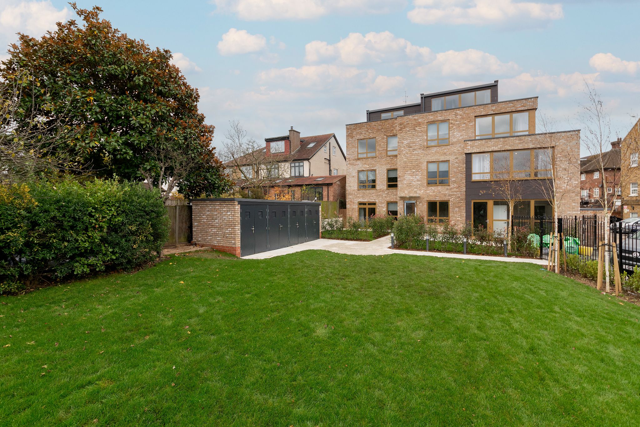 2 bedroom flat flat/apartment To Let in Harrow - Communal outdoor space