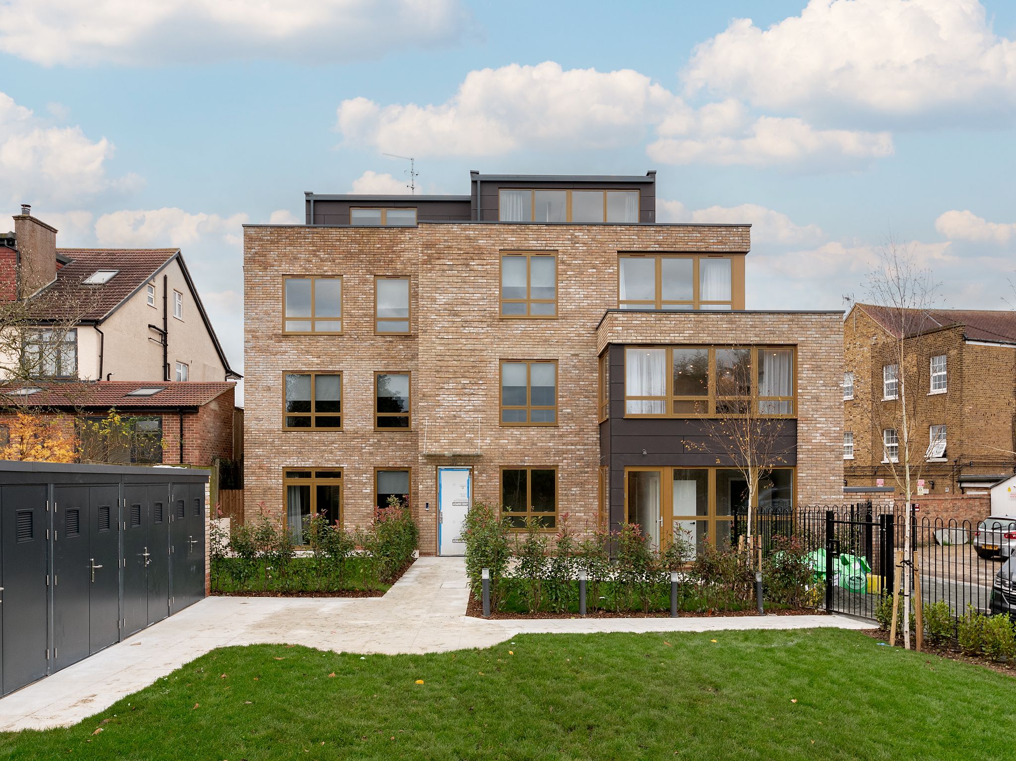 2 bedroom flat flat/apartment To Let in Harrow - Building