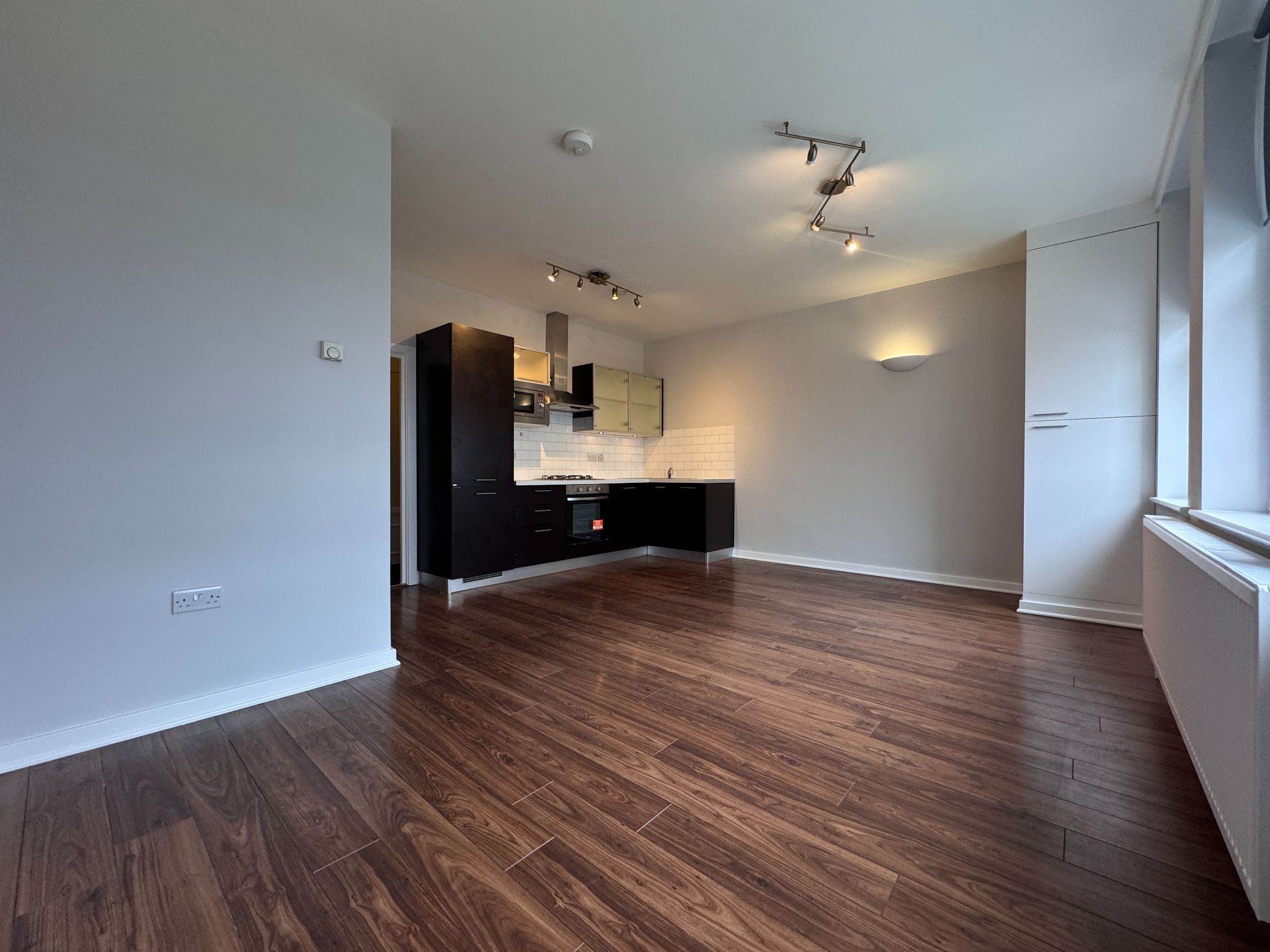 Apartment Flat/apartment To Let in Enfield - Photograph 1