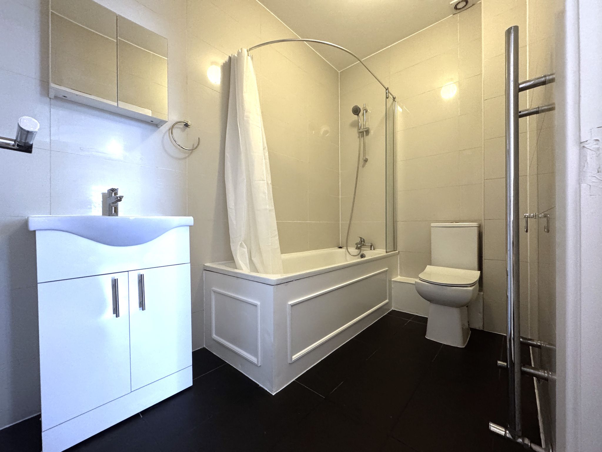 Apartment Flat/apartment To Let in Enfield - Photograph 4