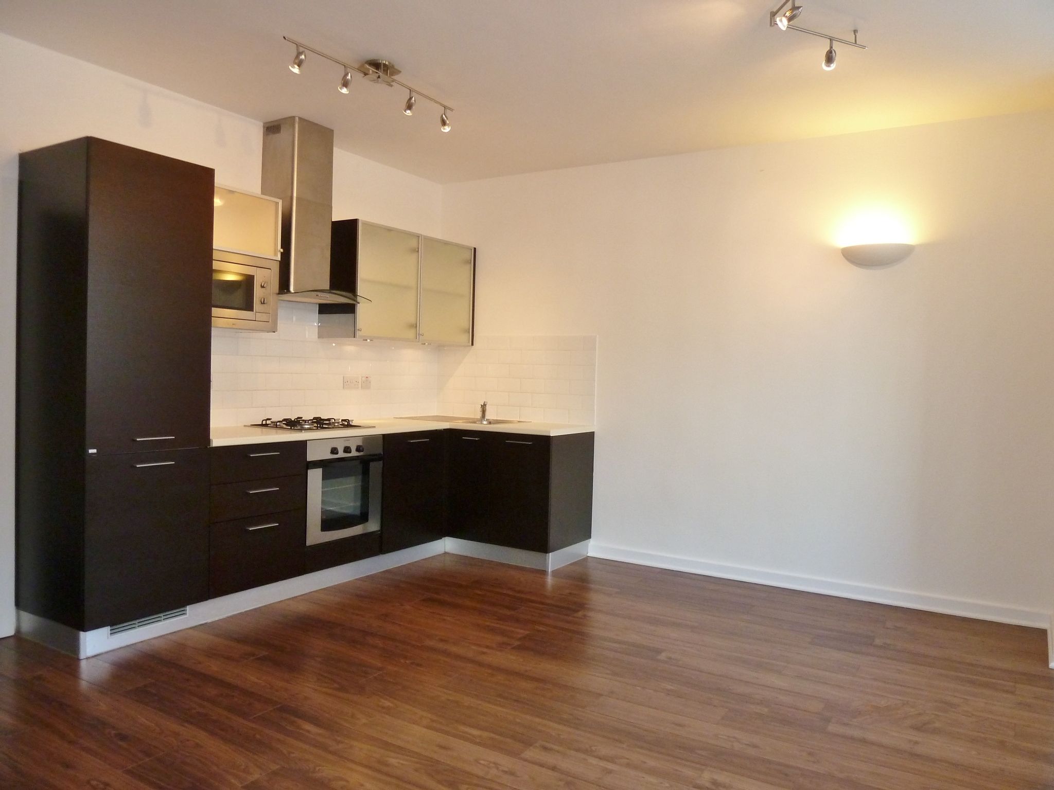 Apartment Flat/apartment To Let in Enfield - Photograph 1