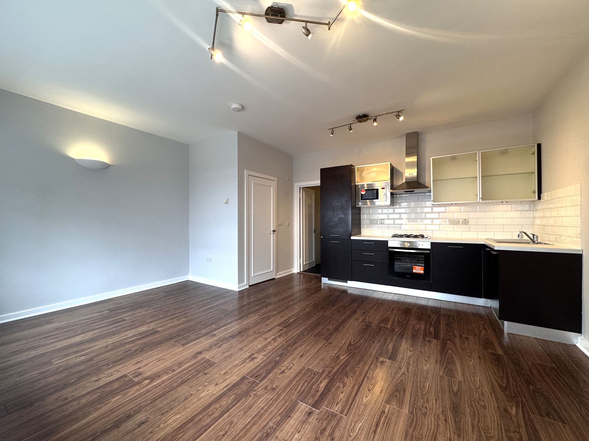 Apartment Flat/apartment To Let in Enfield - Photograph 2