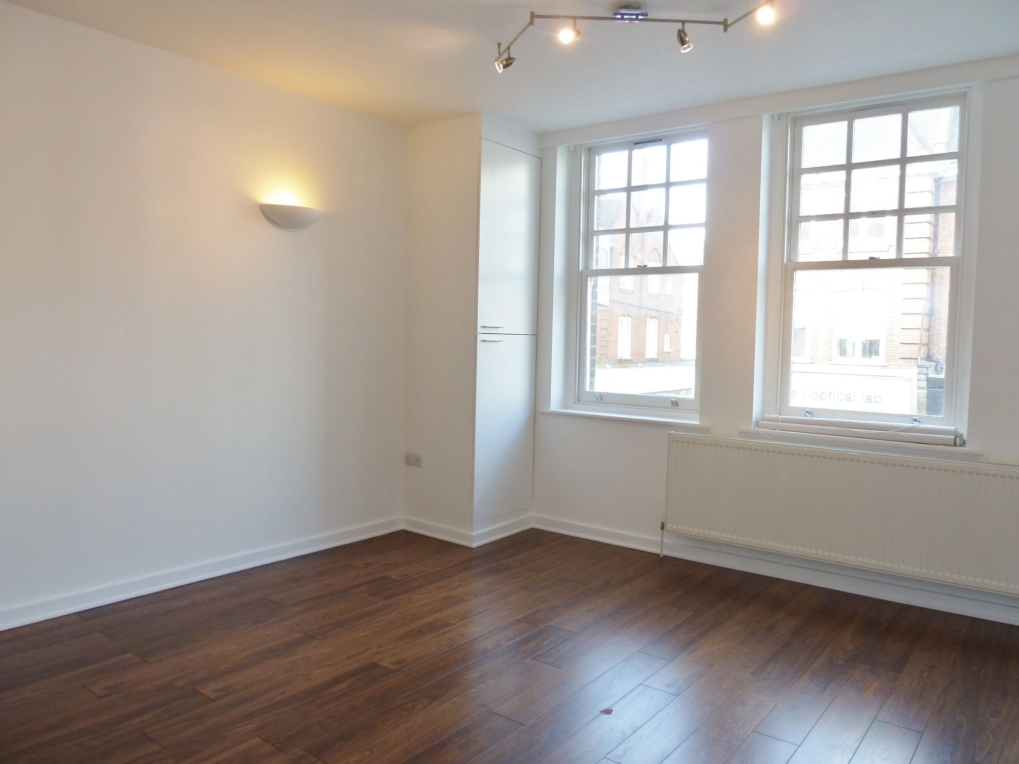 Apartment Flat/apartment To Let in Enfield - Photograph 2