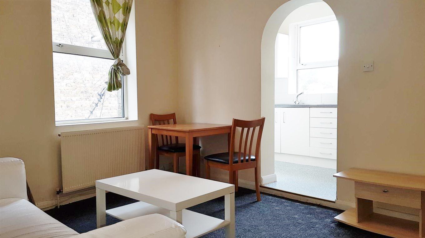 2 bedroom apartment flat/apartment To Let in Willesden - LIVING ROOM FURNISHED
