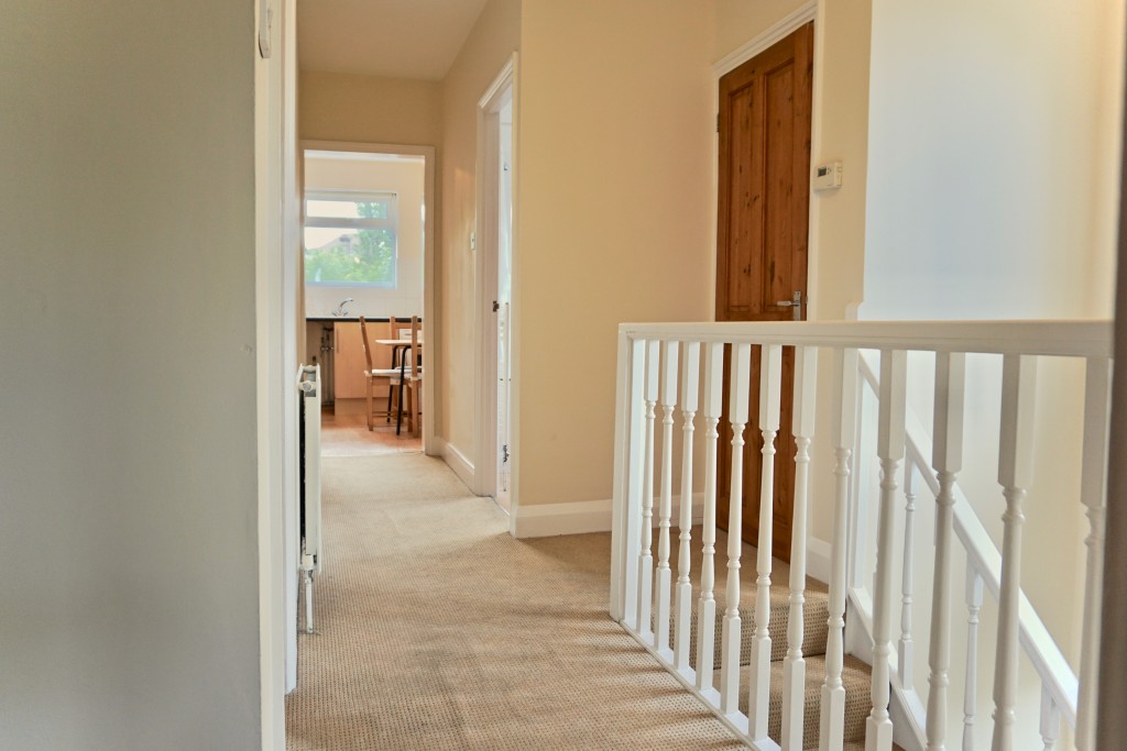 2 bedroom flat flat/apartment Let in Willesden Green - ENTRANCE HALLWAY