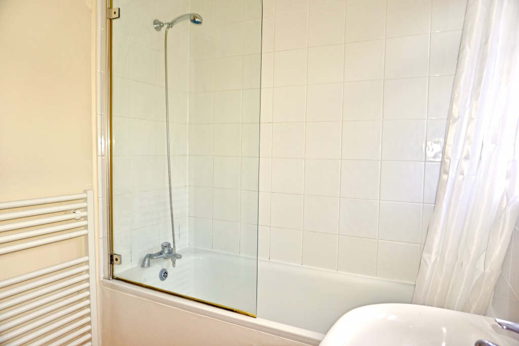 2 bedroom flat flat/apartment Let in Willesden Green - BATH WITH SHOWER ATTACHMENT