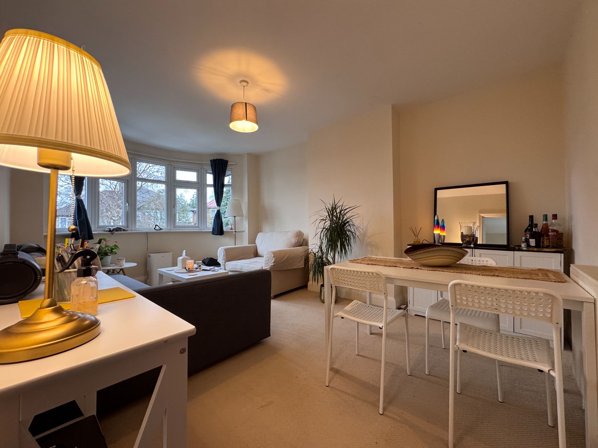 2 bedroom flat flat/apartment To Let in Willesden Green - Photograph 2