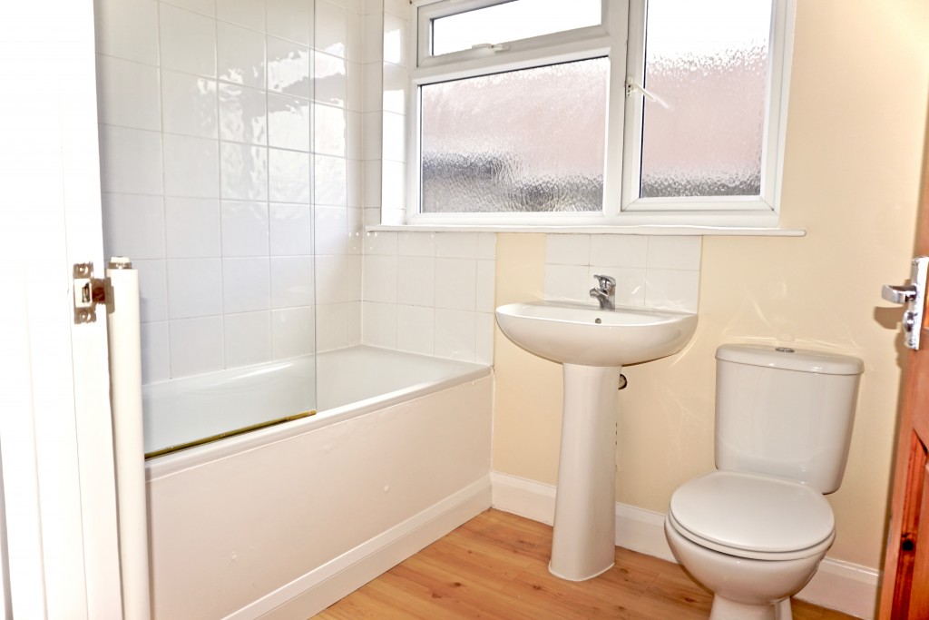 2 bedroom flat flat/apartment Let in Willesden Green - 3 PIECE BATHROOM SUITE