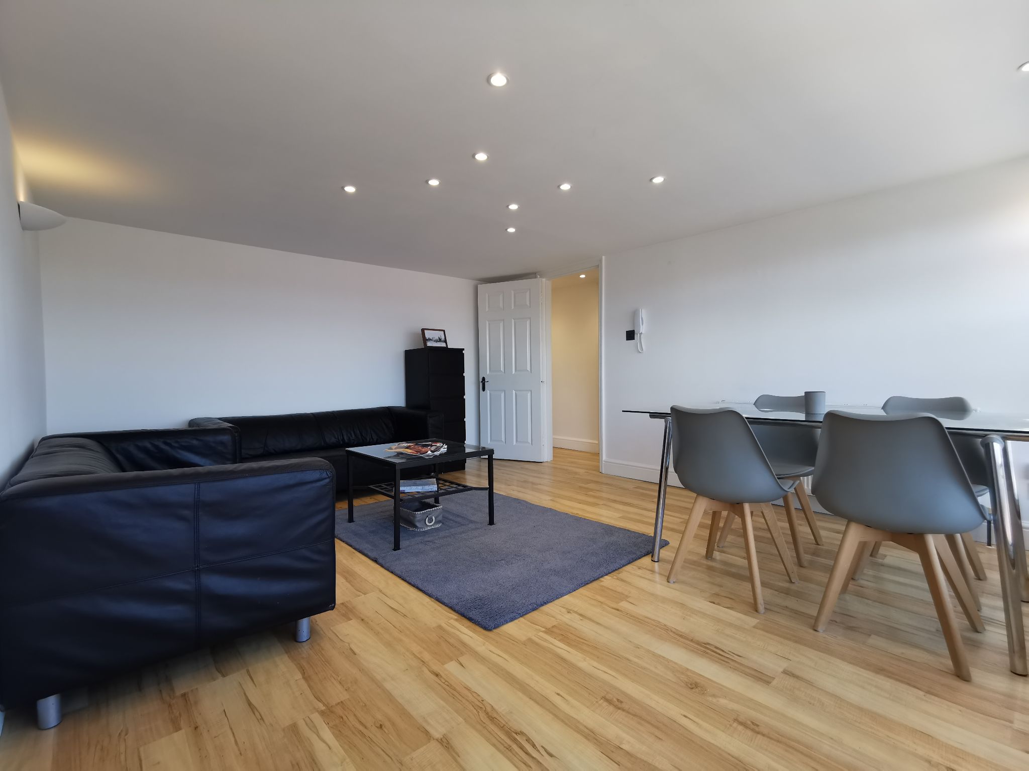 2 bedroom apartment flat/apartment To Let in London - Photograph 9