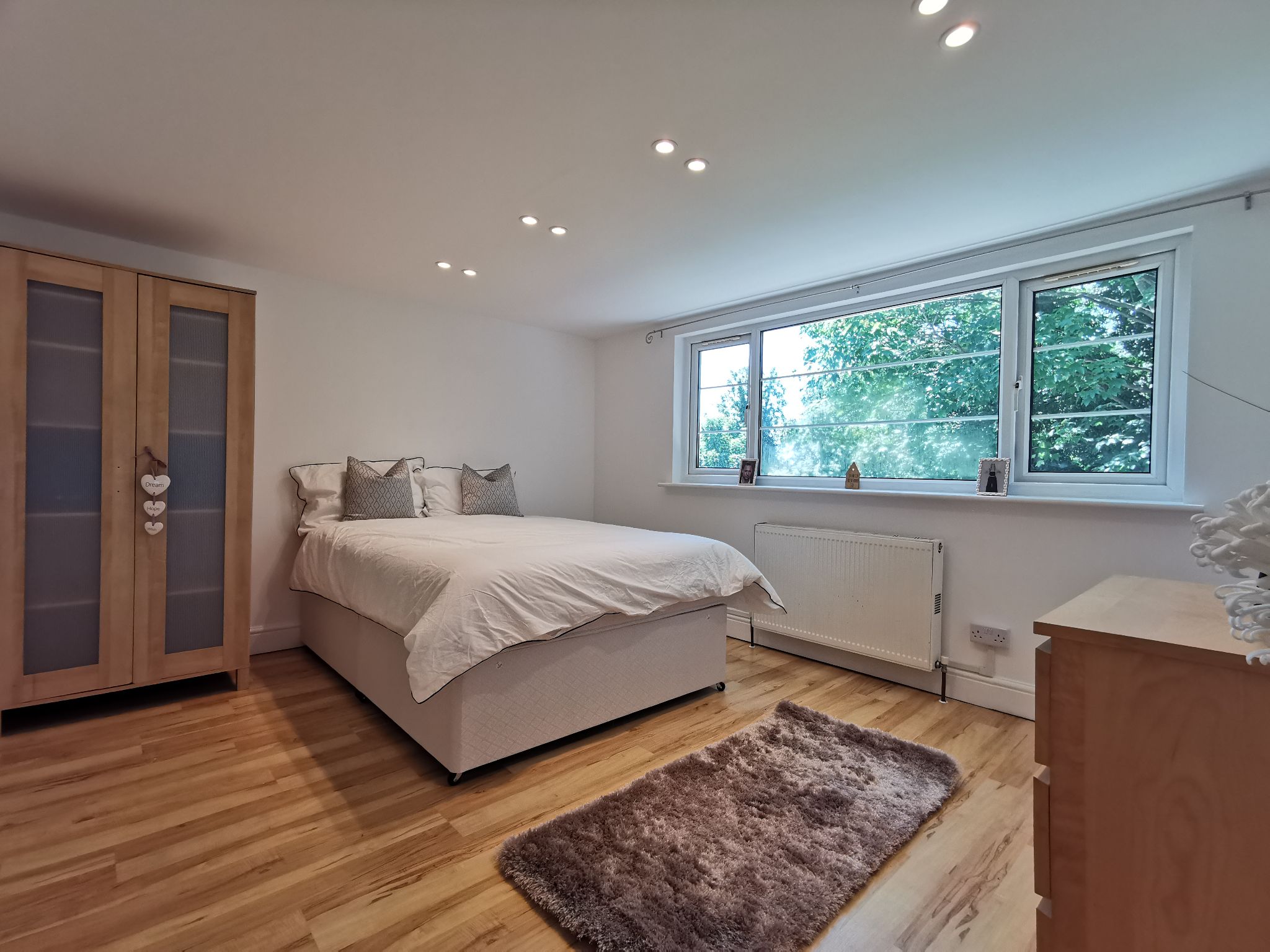 2 bedroom apartment flat/apartment To Let in London - Property photograph