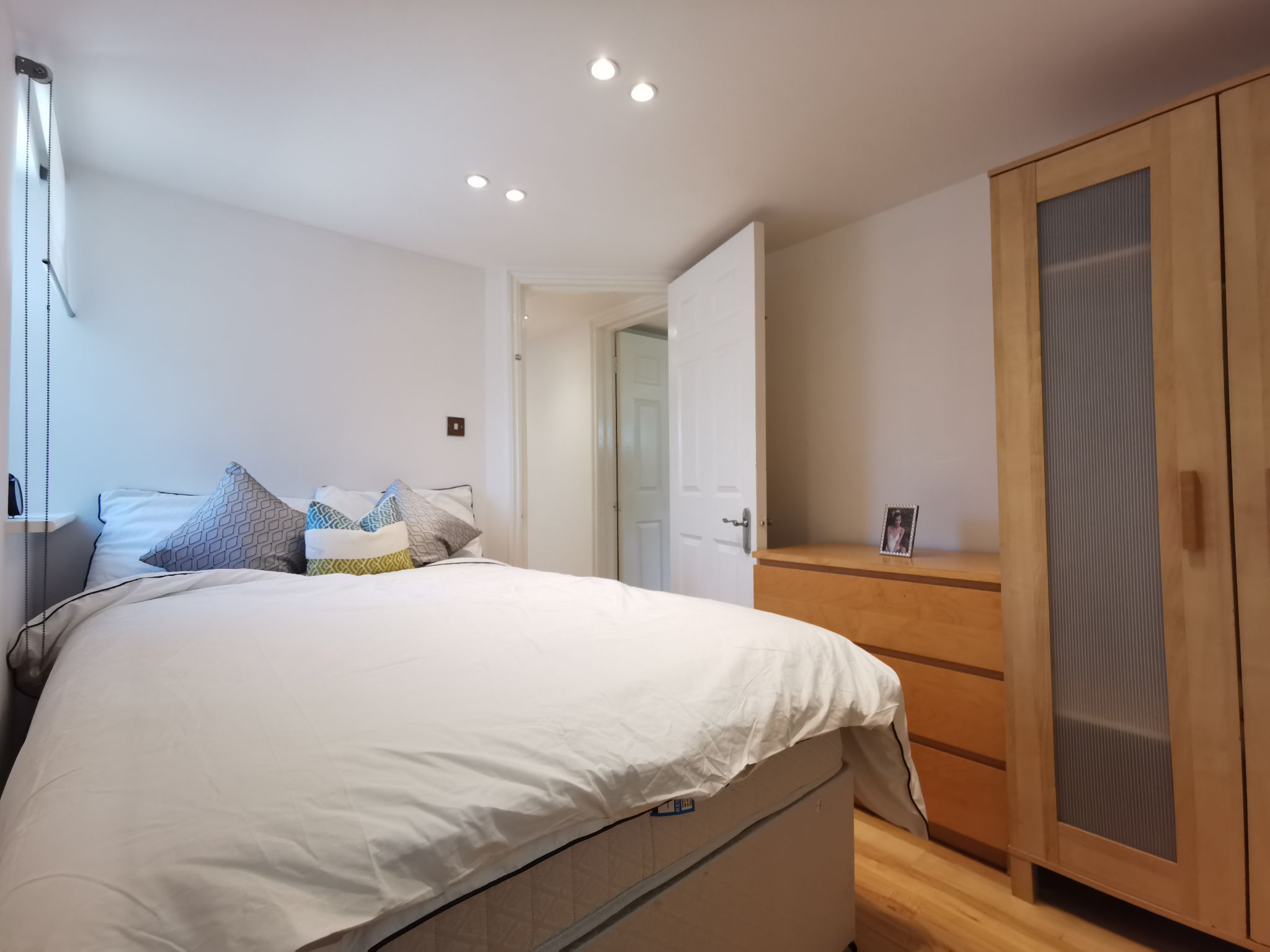 2 bedroom apartment flat/apartment To Let in London - Property photograph