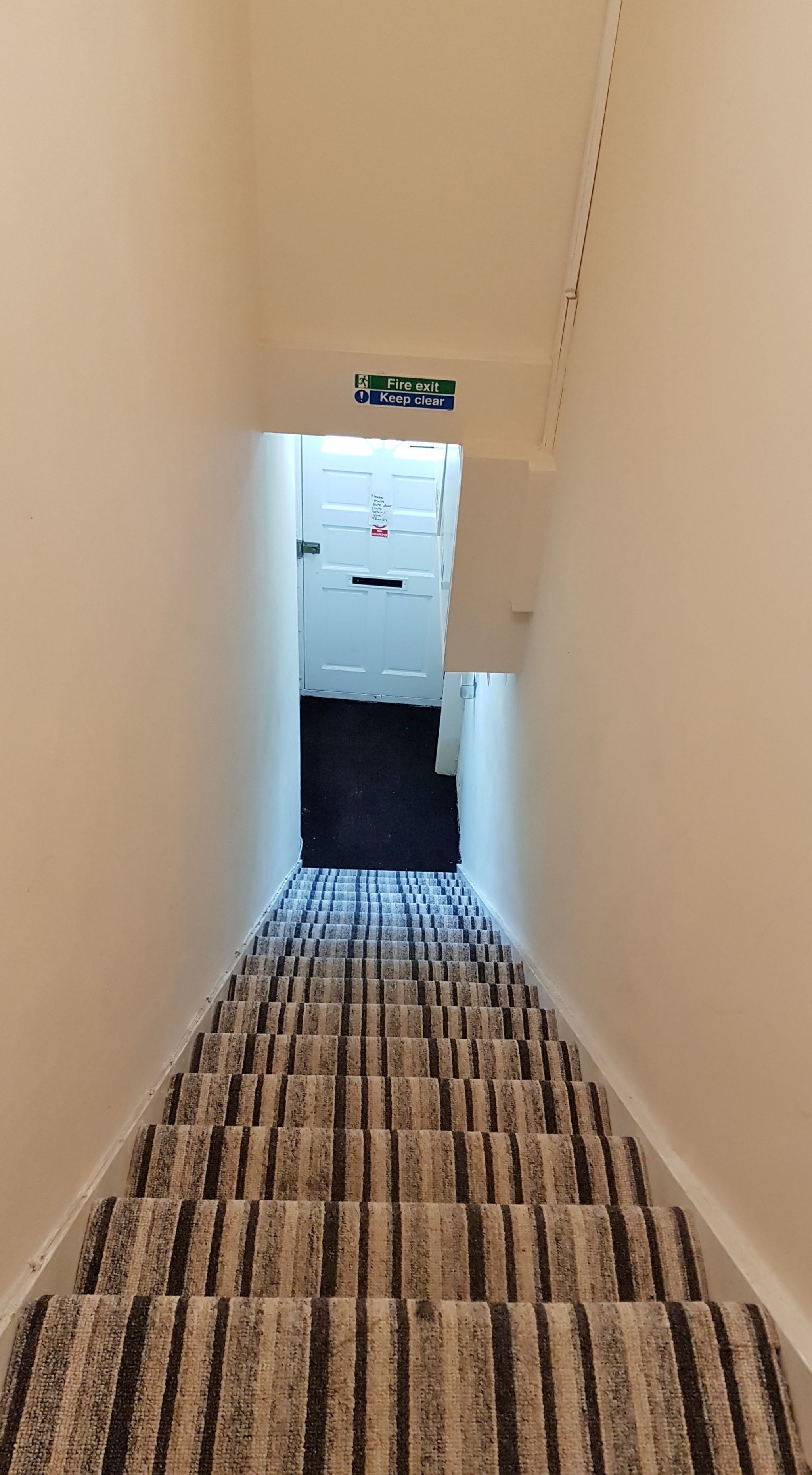 1 bedroom studio flat/apartment Let in Willesden Green - Staircase/Entrance