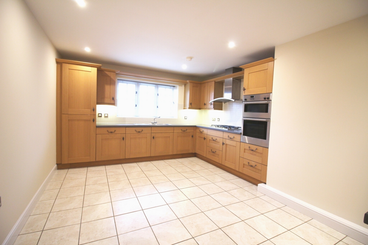 3 bedroom apartment flat/apartment Let Agreed in Solihull - Photograph 3.