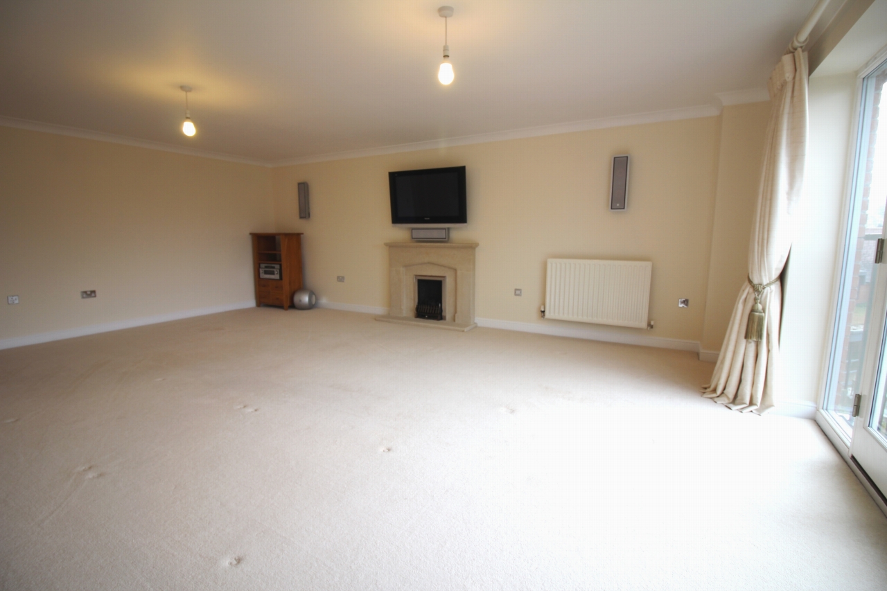 3 bedroom apartment flat/apartment Let Agreed in Solihull - Photograph 4.