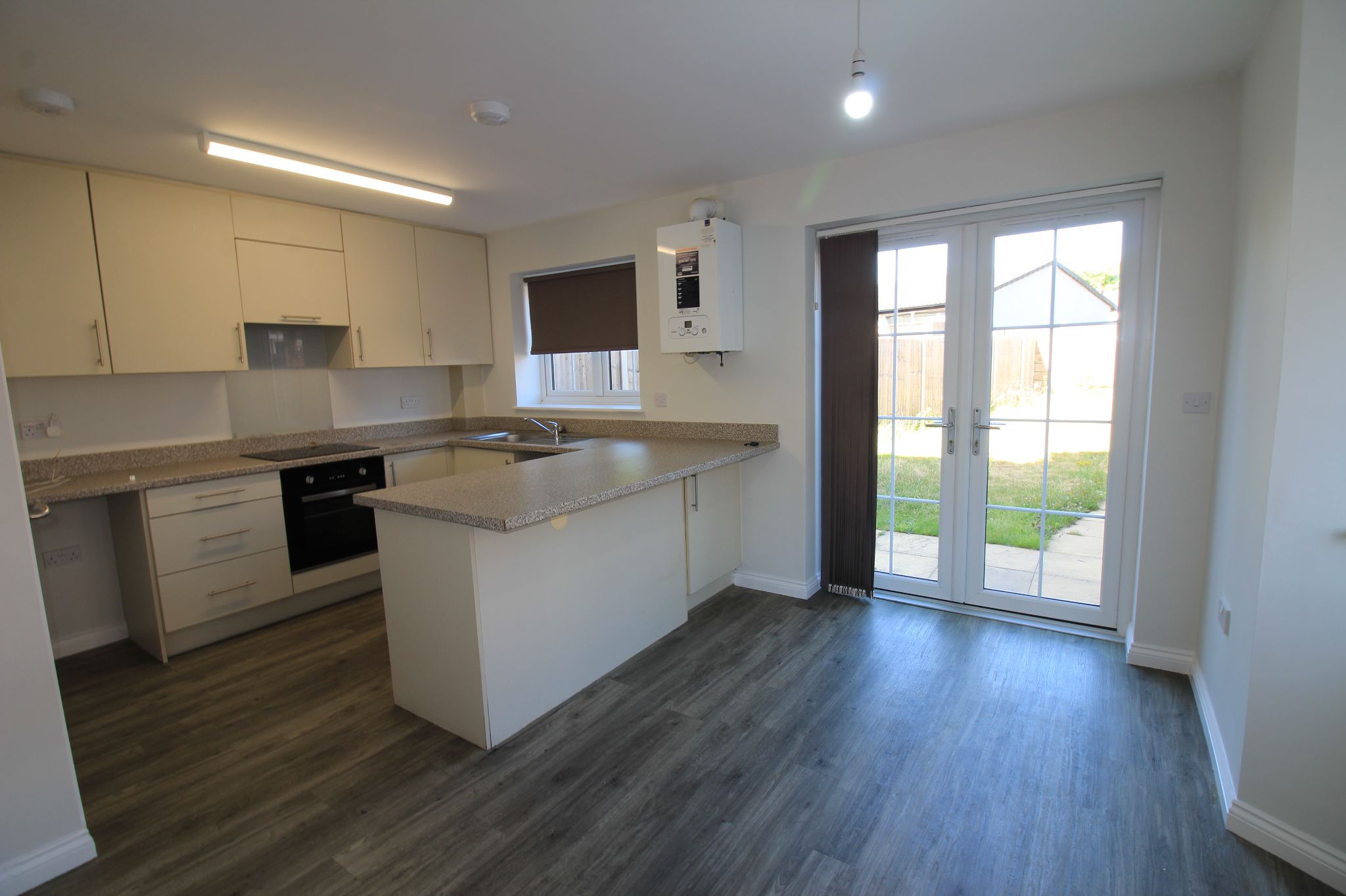 5 bedroom semi-detached house To Let in Birmingham - Photograph 6.