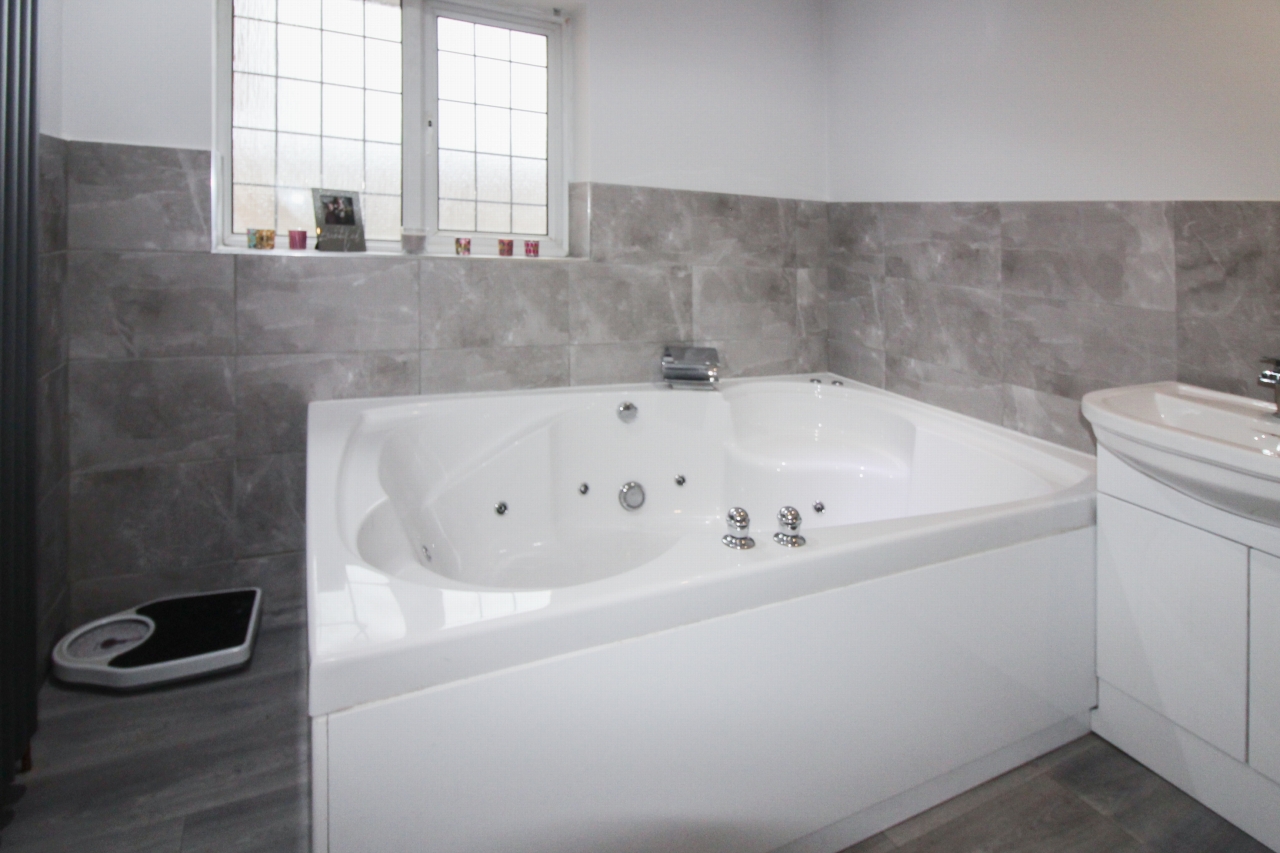6 bedroom detached house For Sale in Solihull - Photograph 14.