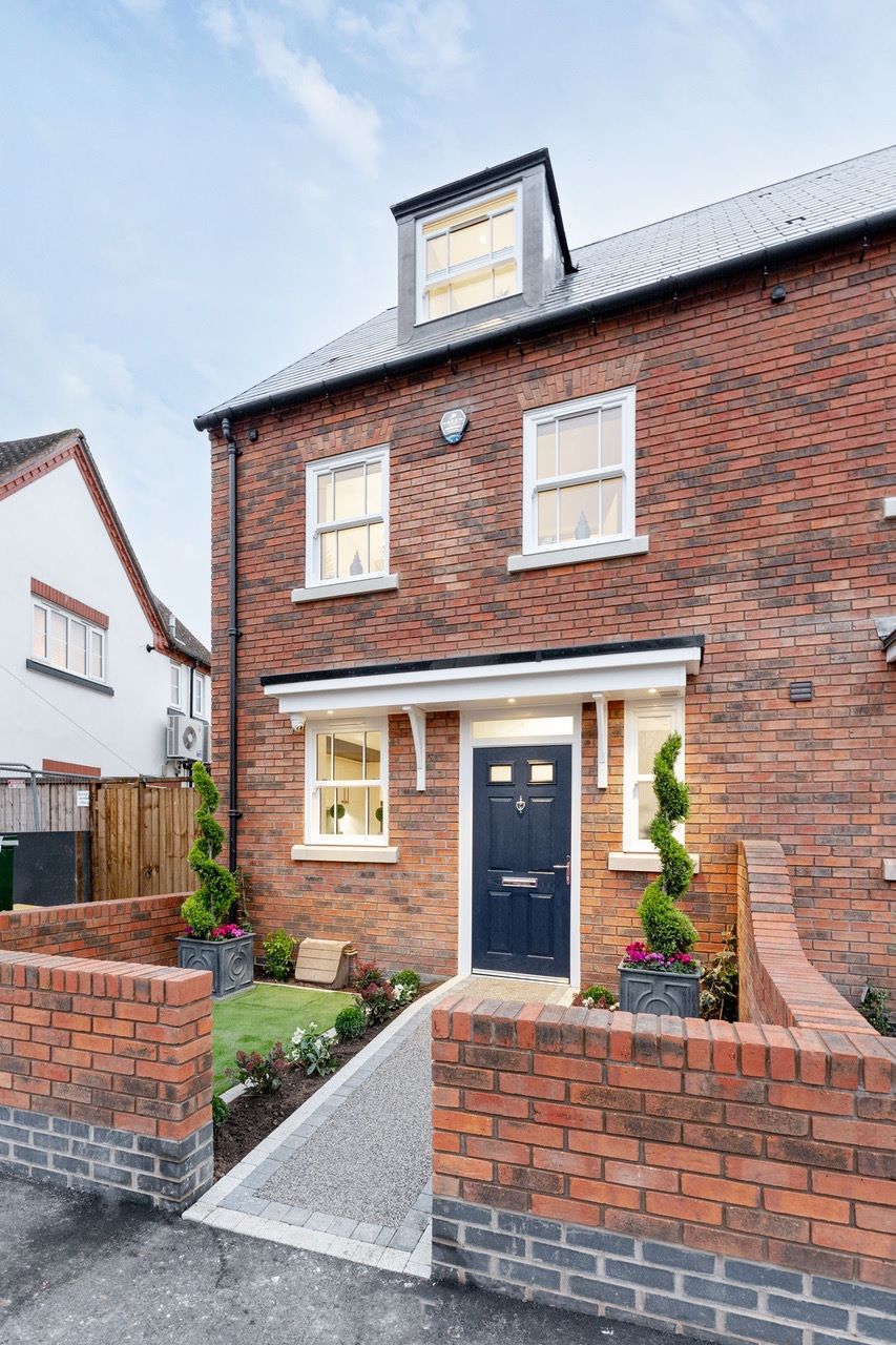 3 bedroom end terraced house Let Agreed in Solihull - Photograph 2.