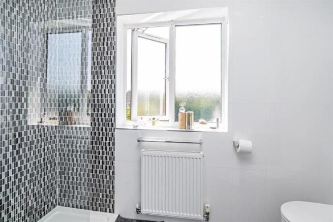 4 bedroom detached house To Let in Solihull - Photograph 8.