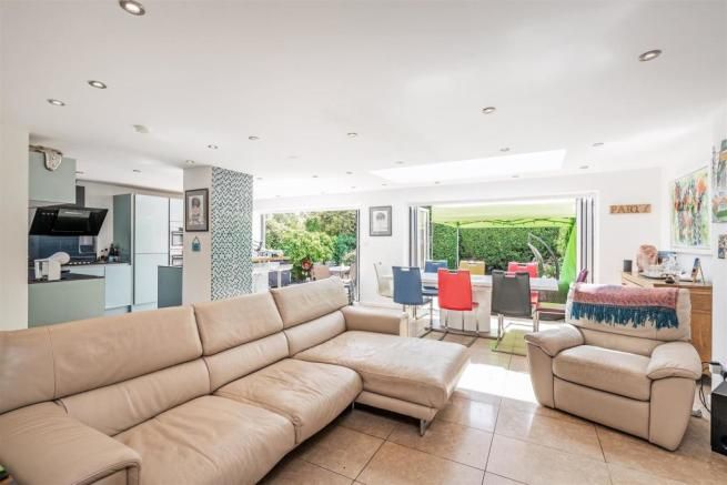 4 bedroom detached house To Let in Solihull - Photograph 2.