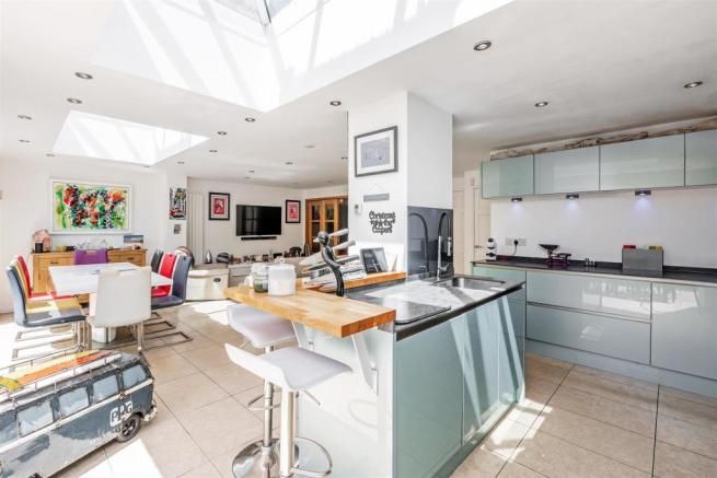 4 bedroom detached house To Let in Solihull - Photograph 4.