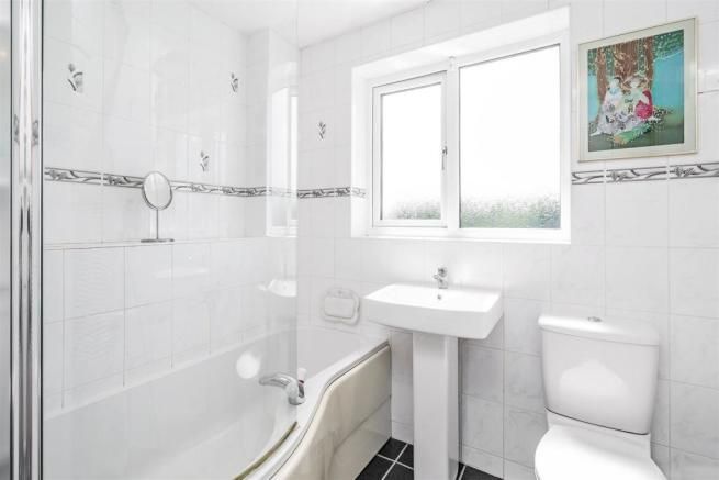 4 bedroom detached house To Let in Solihull - Photograph 10.