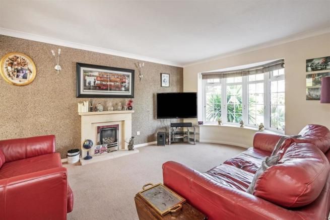 4 bedroom detached house To Let in Solihull - Photograph 6.
