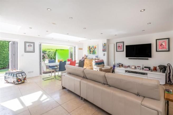 4 bedroom detached house To Let in Solihull - Photograph 5.