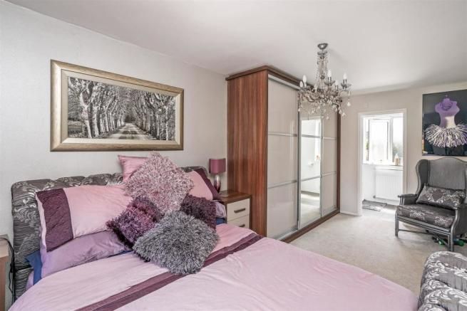 4 bedroom detached house To Let in Solihull - Photograph 7.