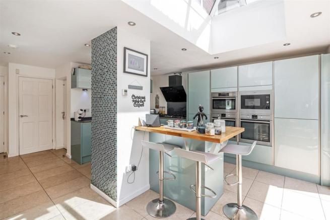 4 bedroom detached house To Let in Solihull - Photograph 3.