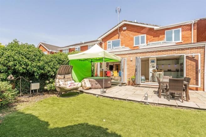 4 bedroom detached house To Let in Solihull - Photograph 11.