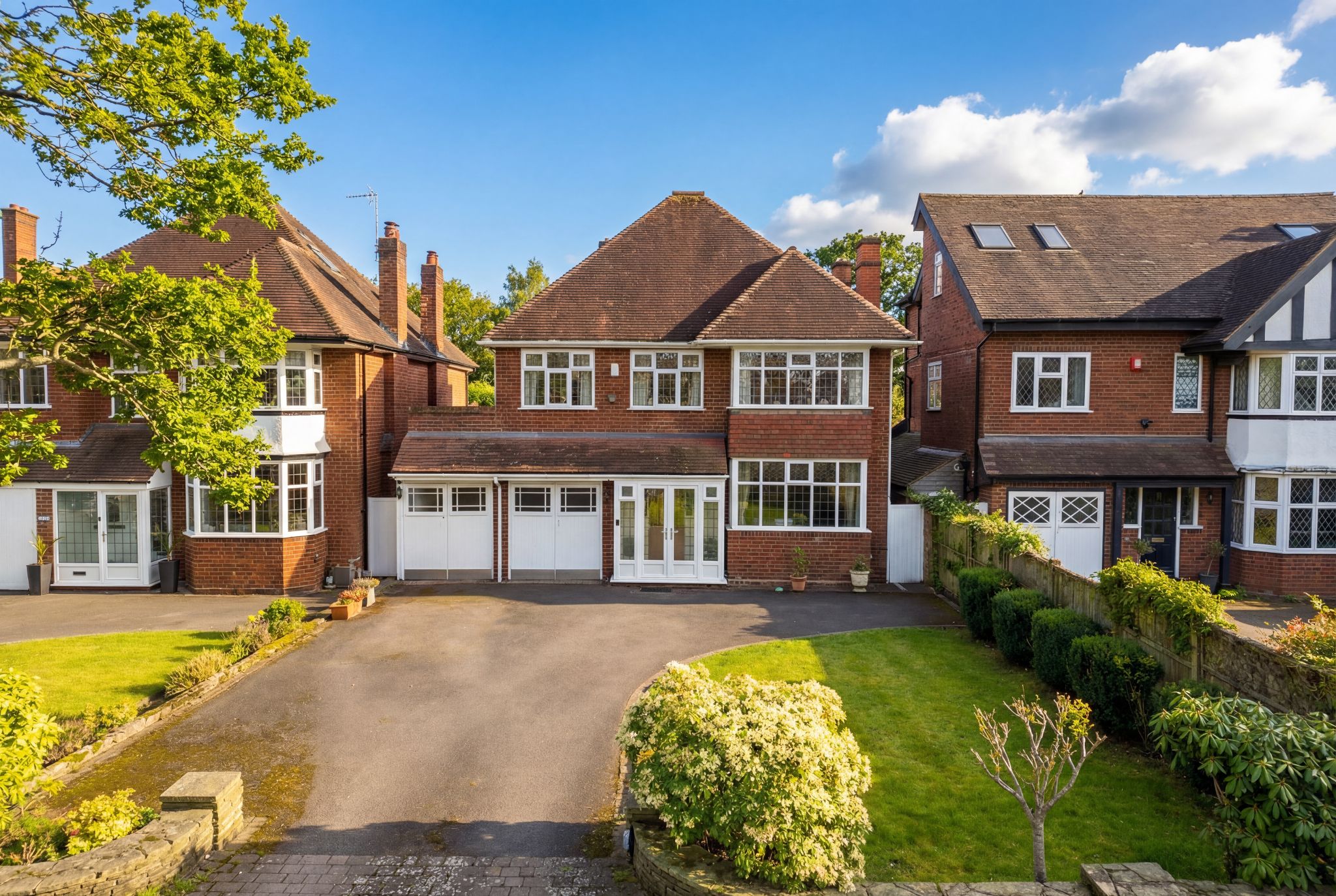 4 bedroom detached house For Sale in Solihull - Property photograph.