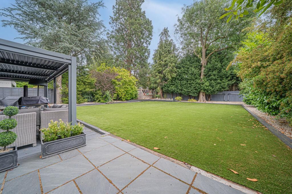 5 bedroom detached house To Let in Solihull - Photograph 15.
