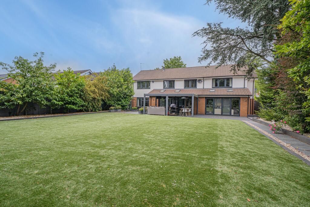 5 bedroom detached house To Let in Solihull - Photograph 16.