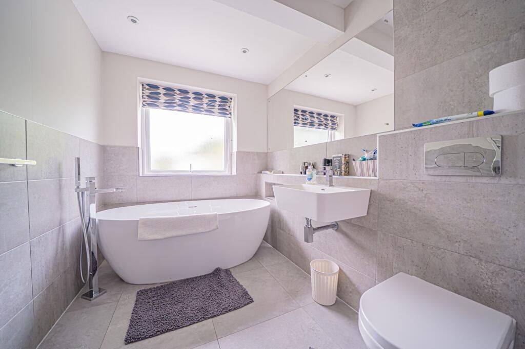 5 bedroom detached house To Let in Solihull - Photograph 13.