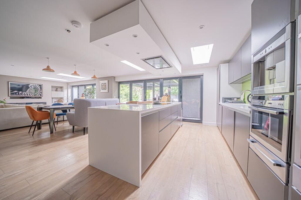 5 bedroom detached house To Let in Solihull - Photograph 2.
