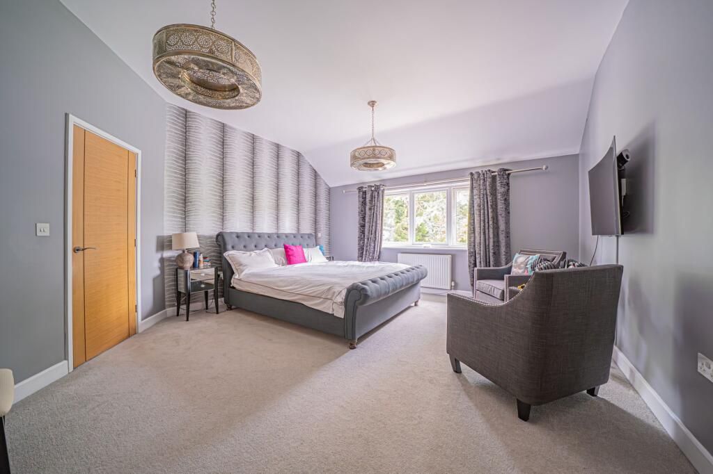 5 bedroom detached house To Let in Solihull - Photograph 8.