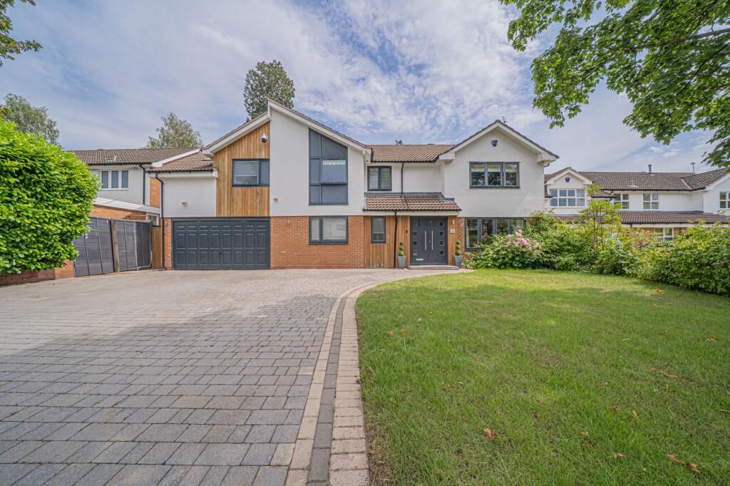 5 bedroom detached house To Let in Solihull - Photograph 1.