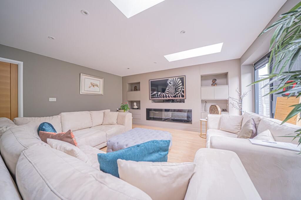 5 bedroom detached house To Let in Solihull - Photograph 4.
