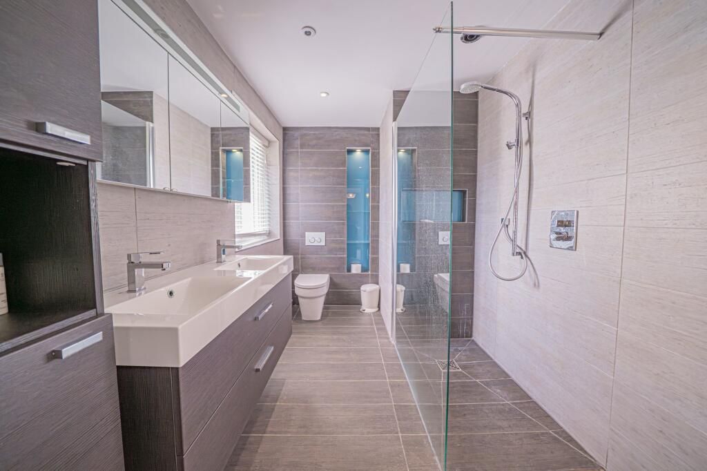 5 bedroom detached house To Let in Solihull - Photograph 11.