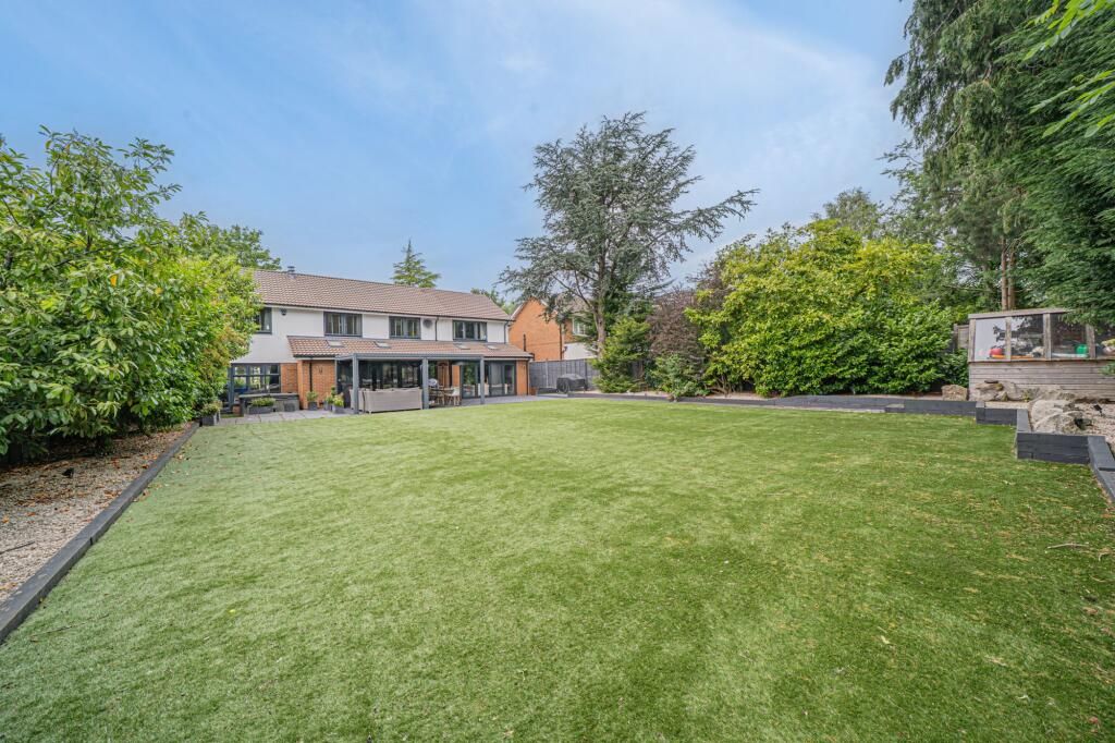5 bedroom detached house To Let in Solihull - Photograph 7.