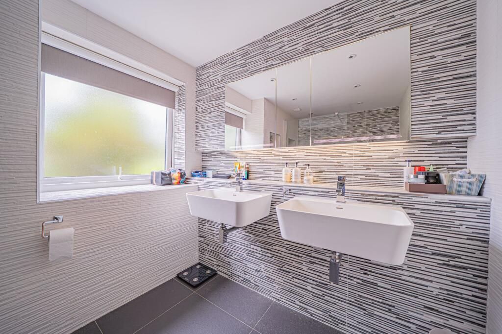 5 bedroom detached house To Let in Solihull - Photograph 9.