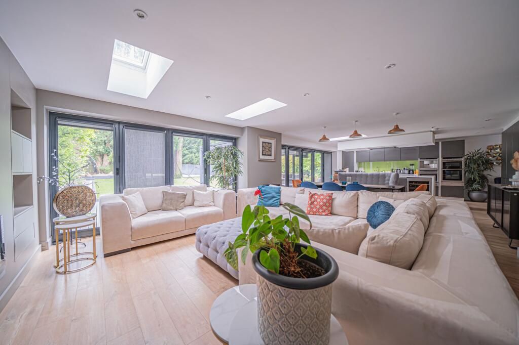 5 bedroom detached house To Let in Solihull - Photograph 3.