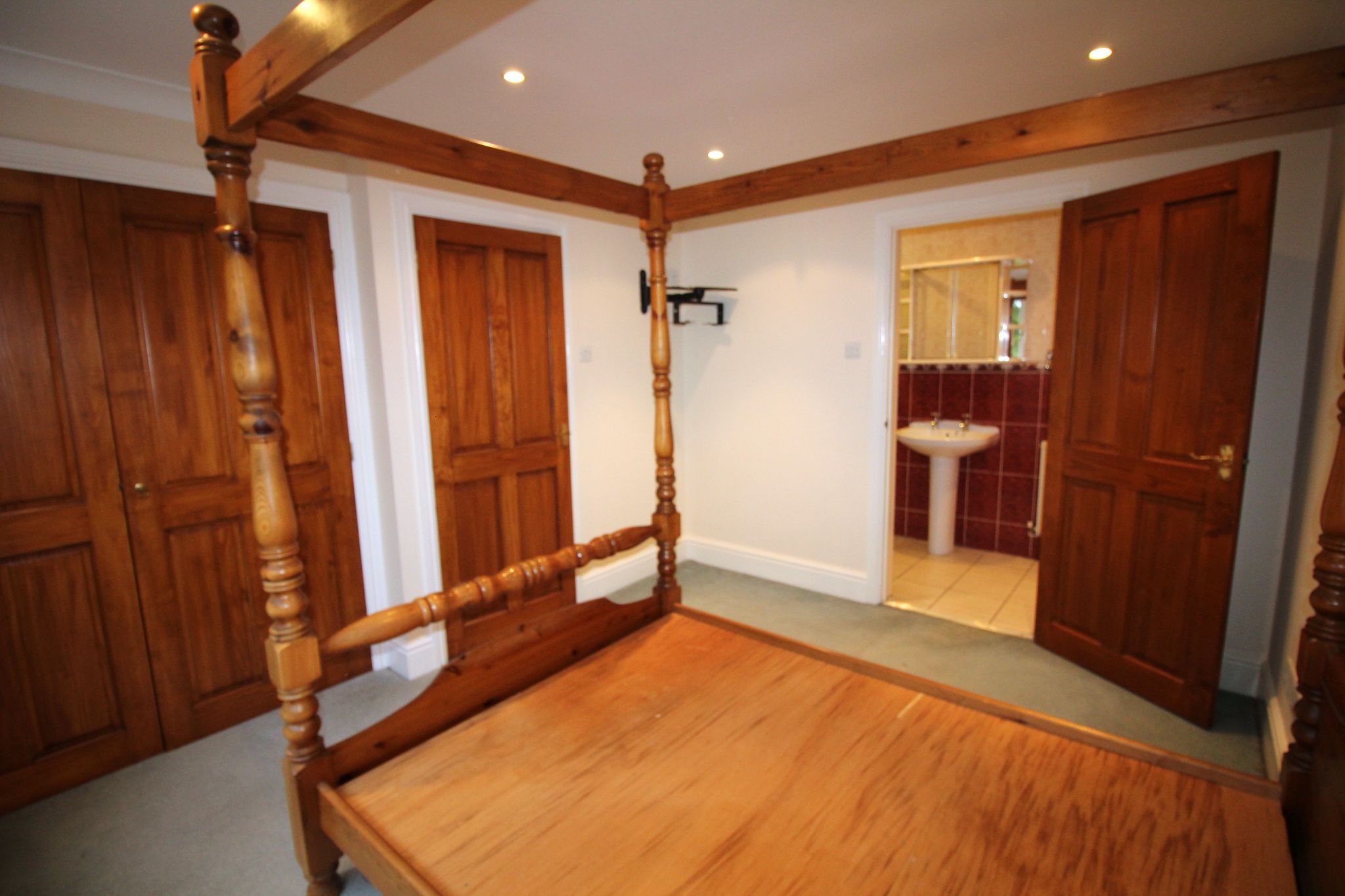 4 bedroom semi-detached house To Let in Solihull - Photograph 17.