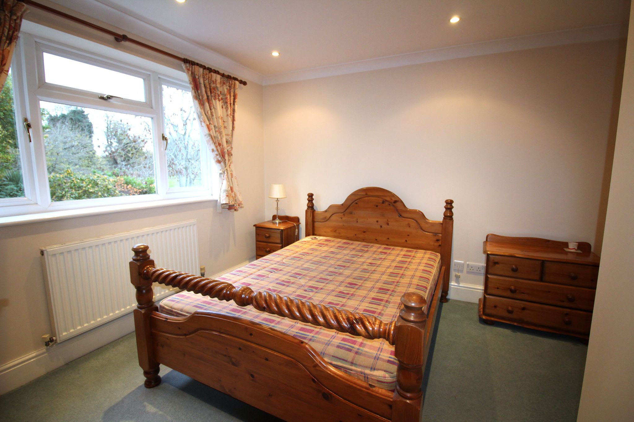 4 bedroom semi-detached house To Let in Solihull - Photograph 13.