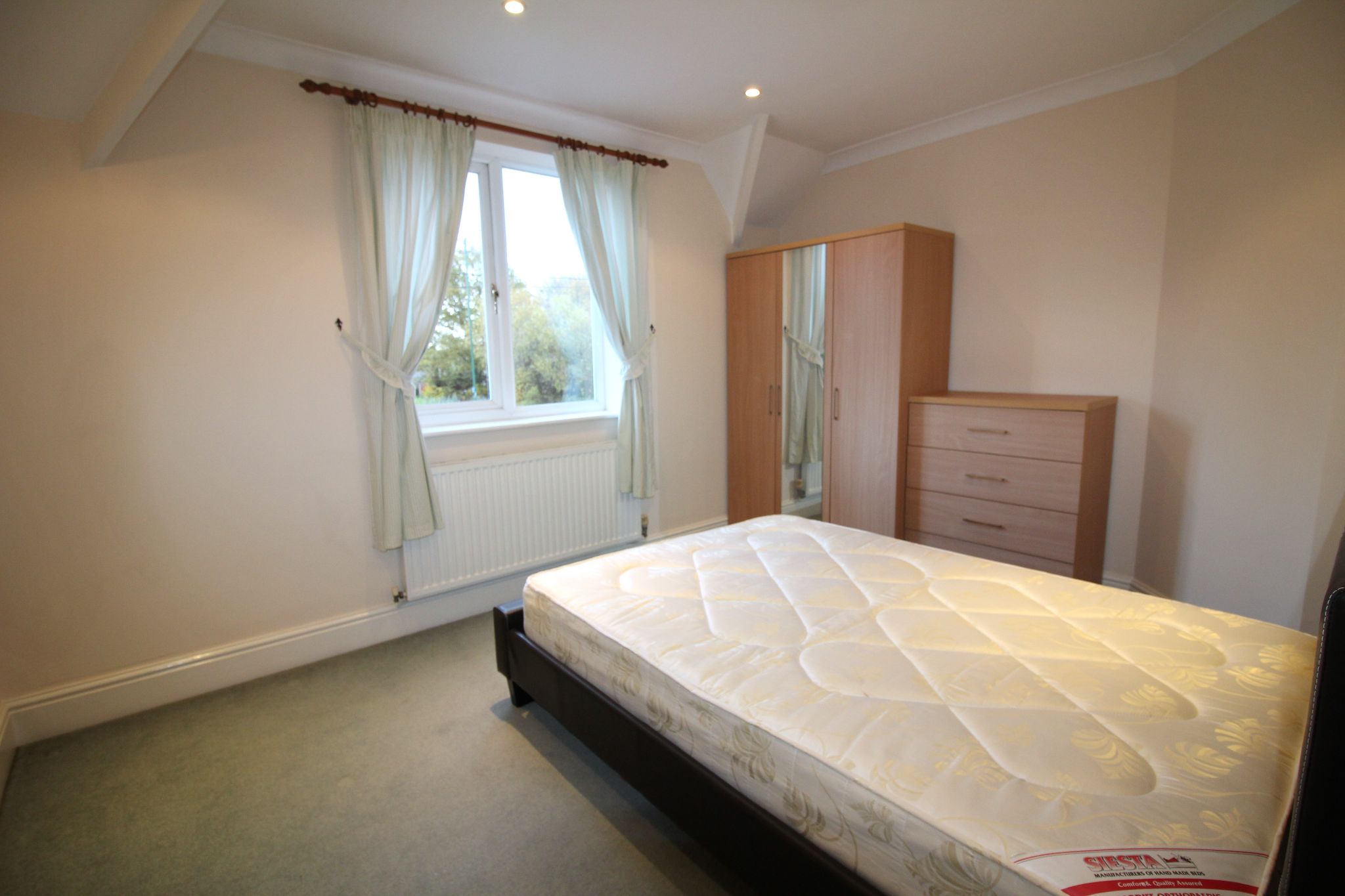 4 bedroom semi-detached house To Let in Solihull - Photograph 11.