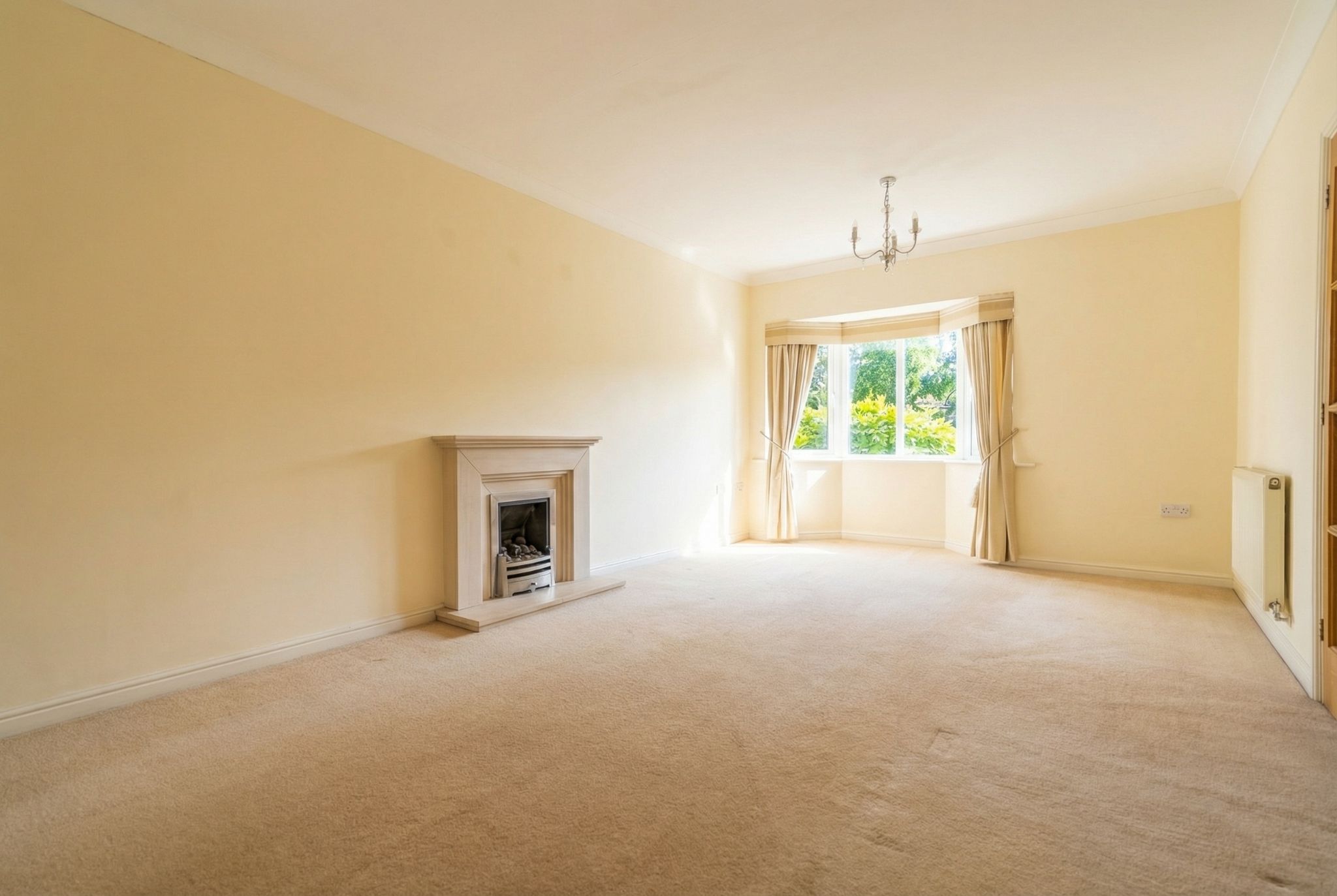 4 bedroom detached house For Sale in Solihull - Property photograph.