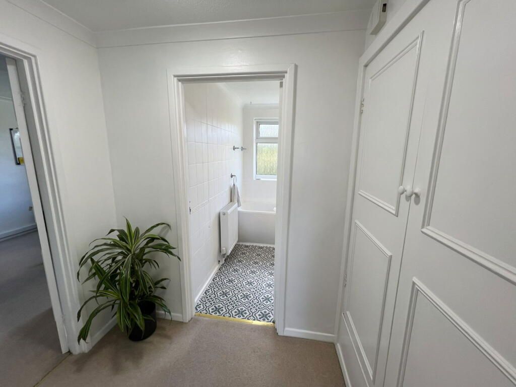 2 bedroom apartment flat/apartment To Let in Solihull - Inner Hall.