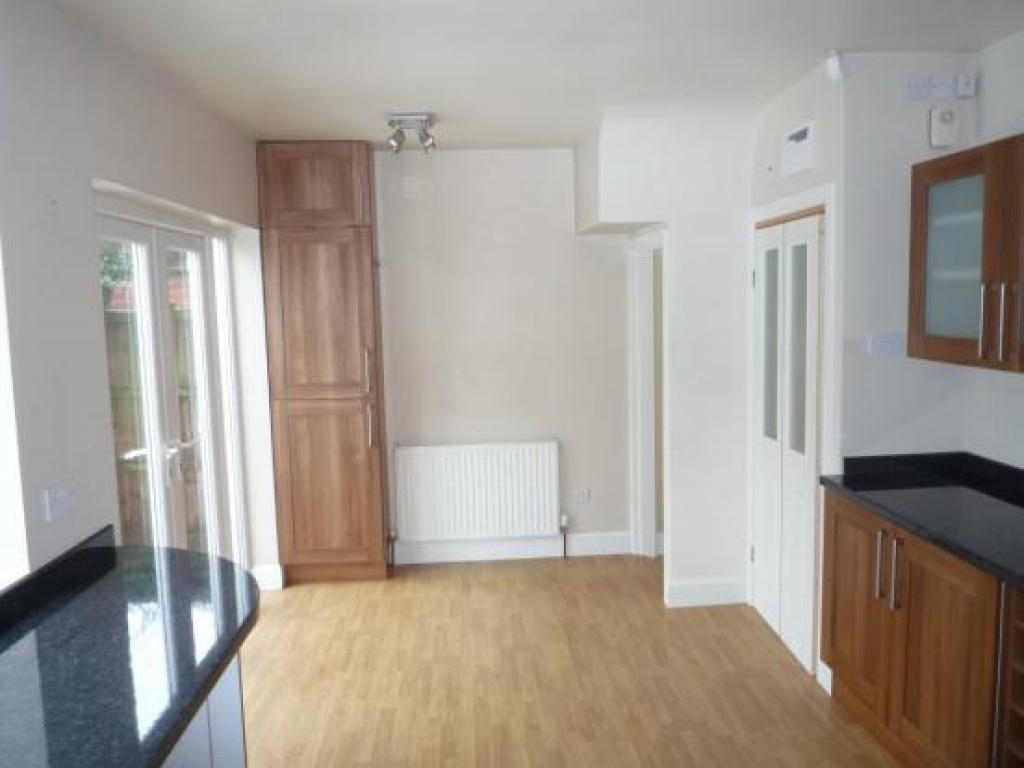 3 bedroom semi detached house To Let in Solihull - Photograph 4.