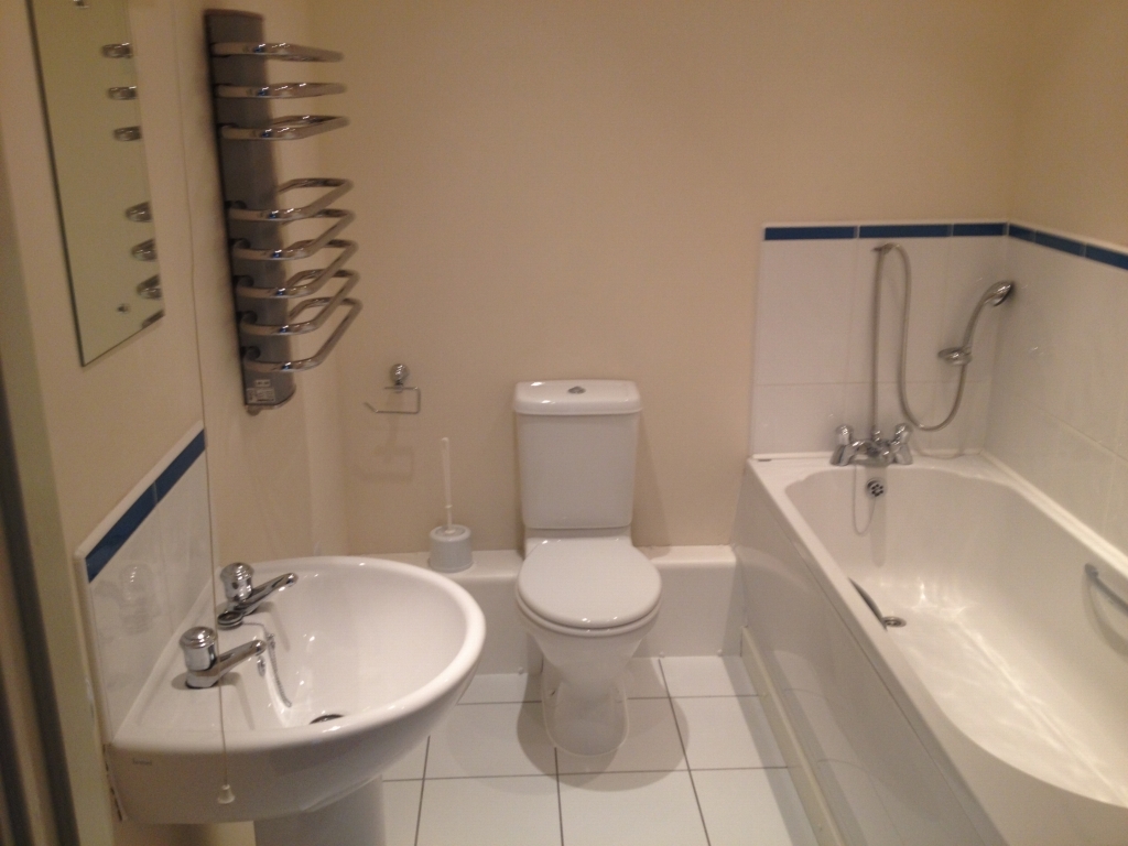 2 bedroom apartment flat/apartment To Let in Solihull - Photograph 9.